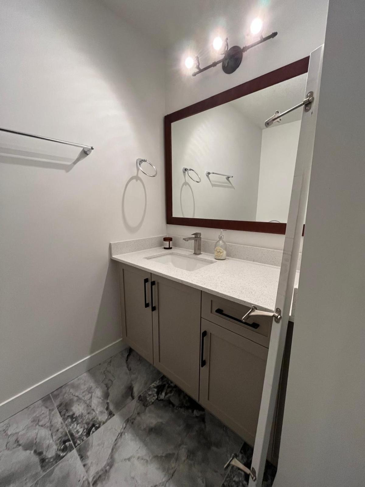 Cozy Two Bedroom Guest Basement In Nw Calgary