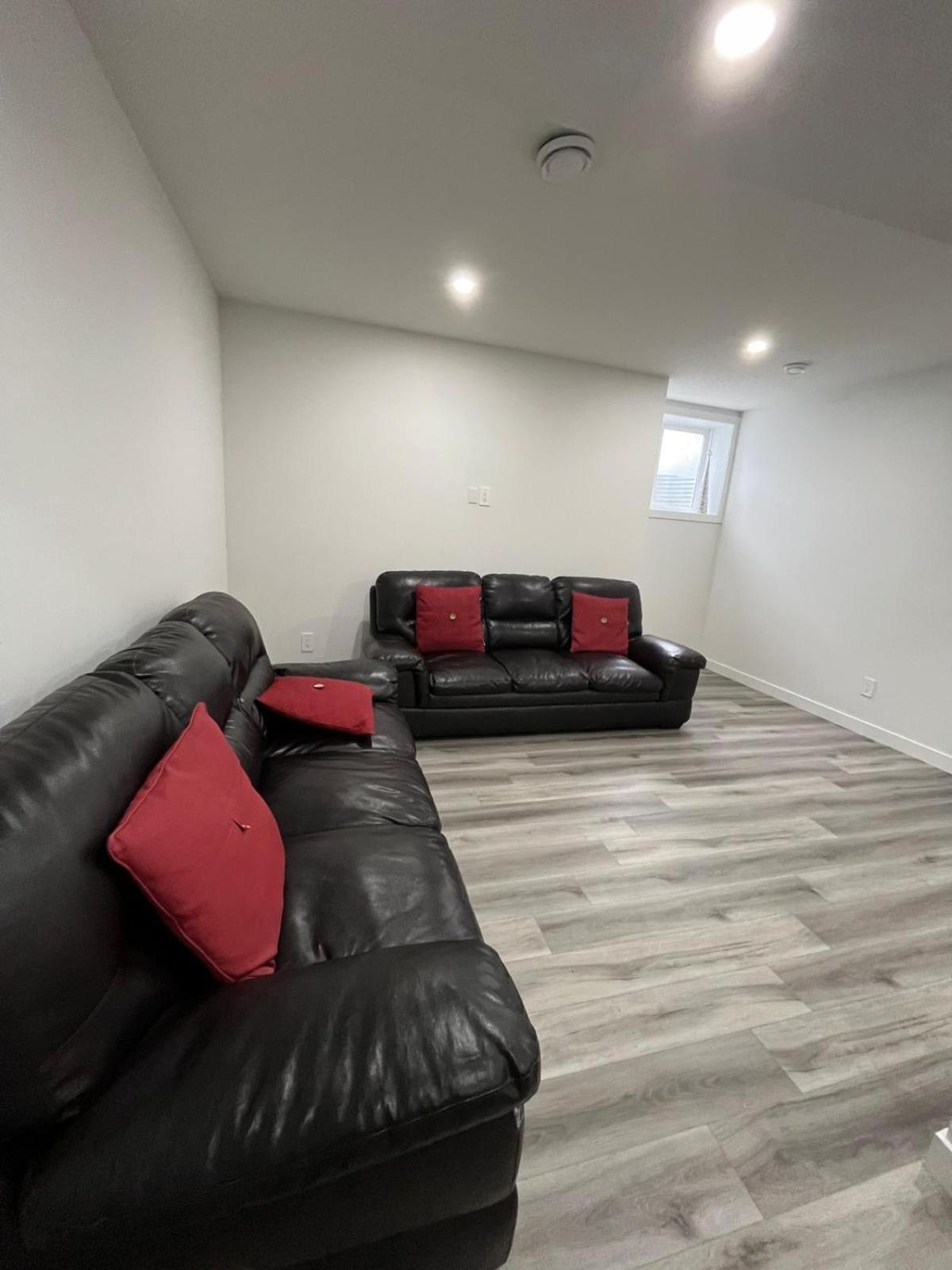 Cozy Two Bedroom Guest Basement In Nw Apartment Calgary