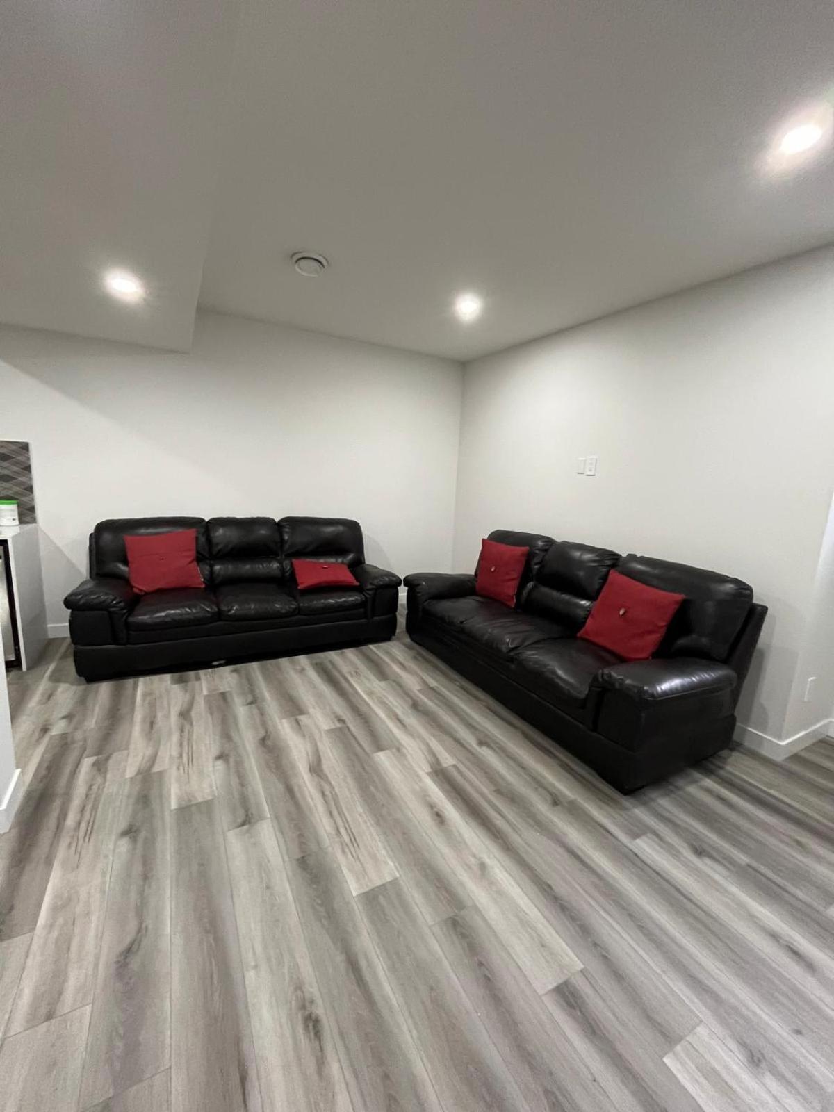 Cozy Two Bedroom Guest Basement In Nw