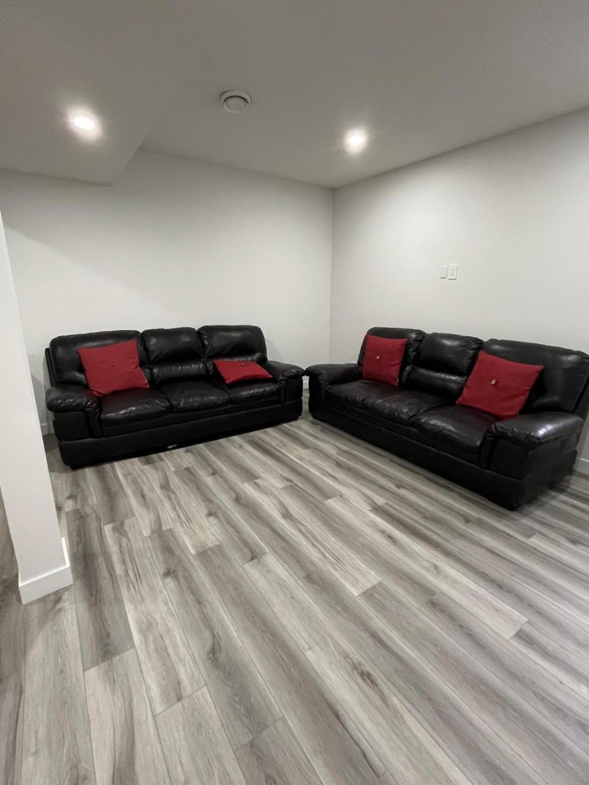 Cozy Two Bedroom Guest Basement In Nw
